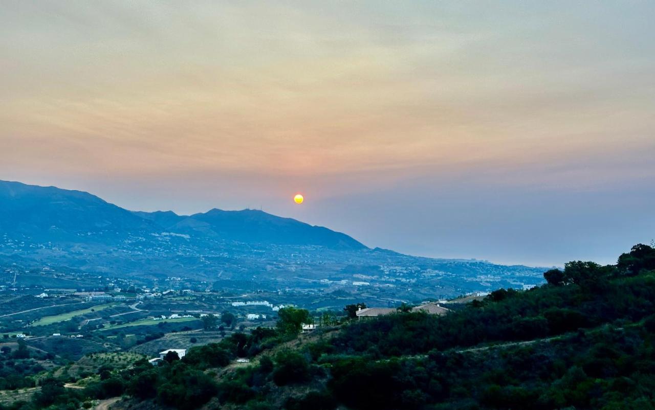 Bright In The Hills Of Elviria Apartment
