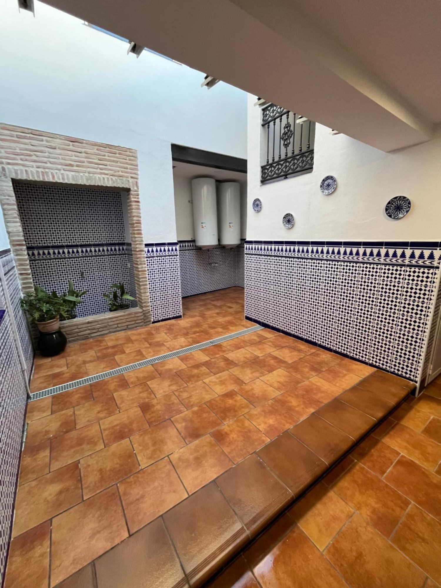 Shanti's Andalusian Pensión *