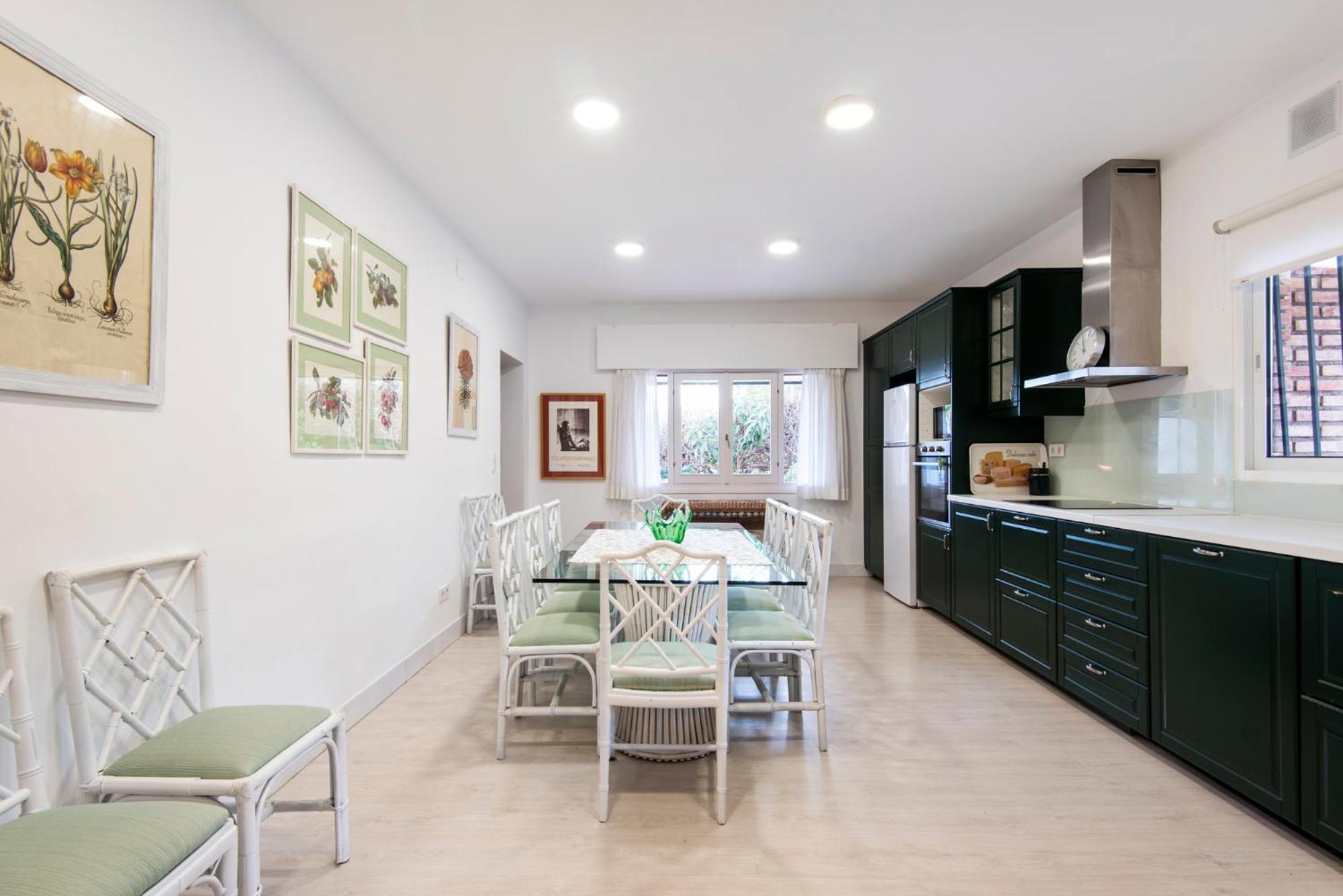 Queen Of The Ocean Villa: Stately Style House With Pool Hébergement de vacances *