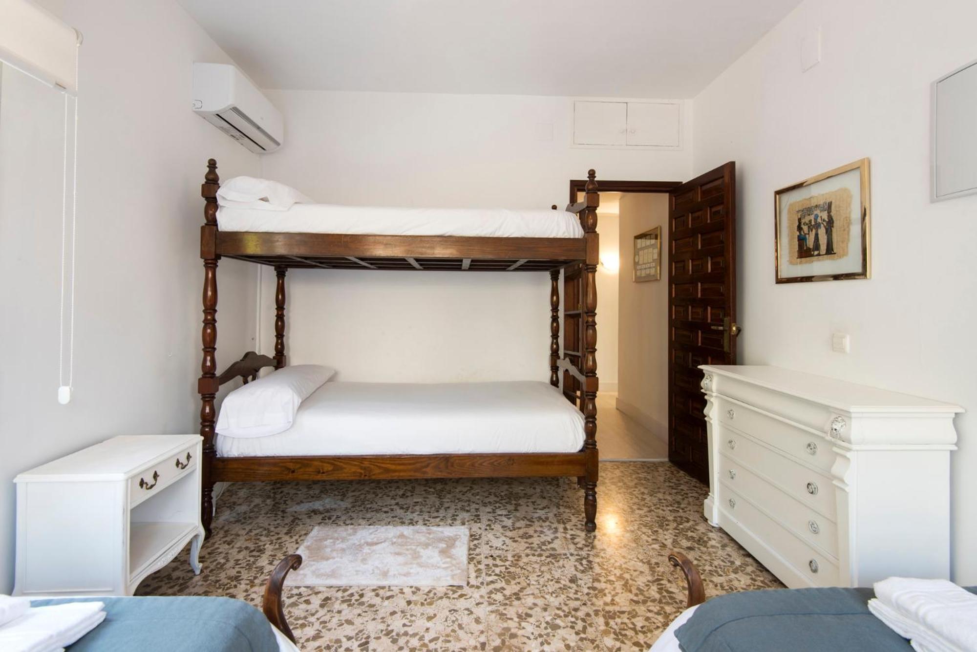 Queen Of The Ocean Villa: Stately Style House With Pool Hébergement de vacances