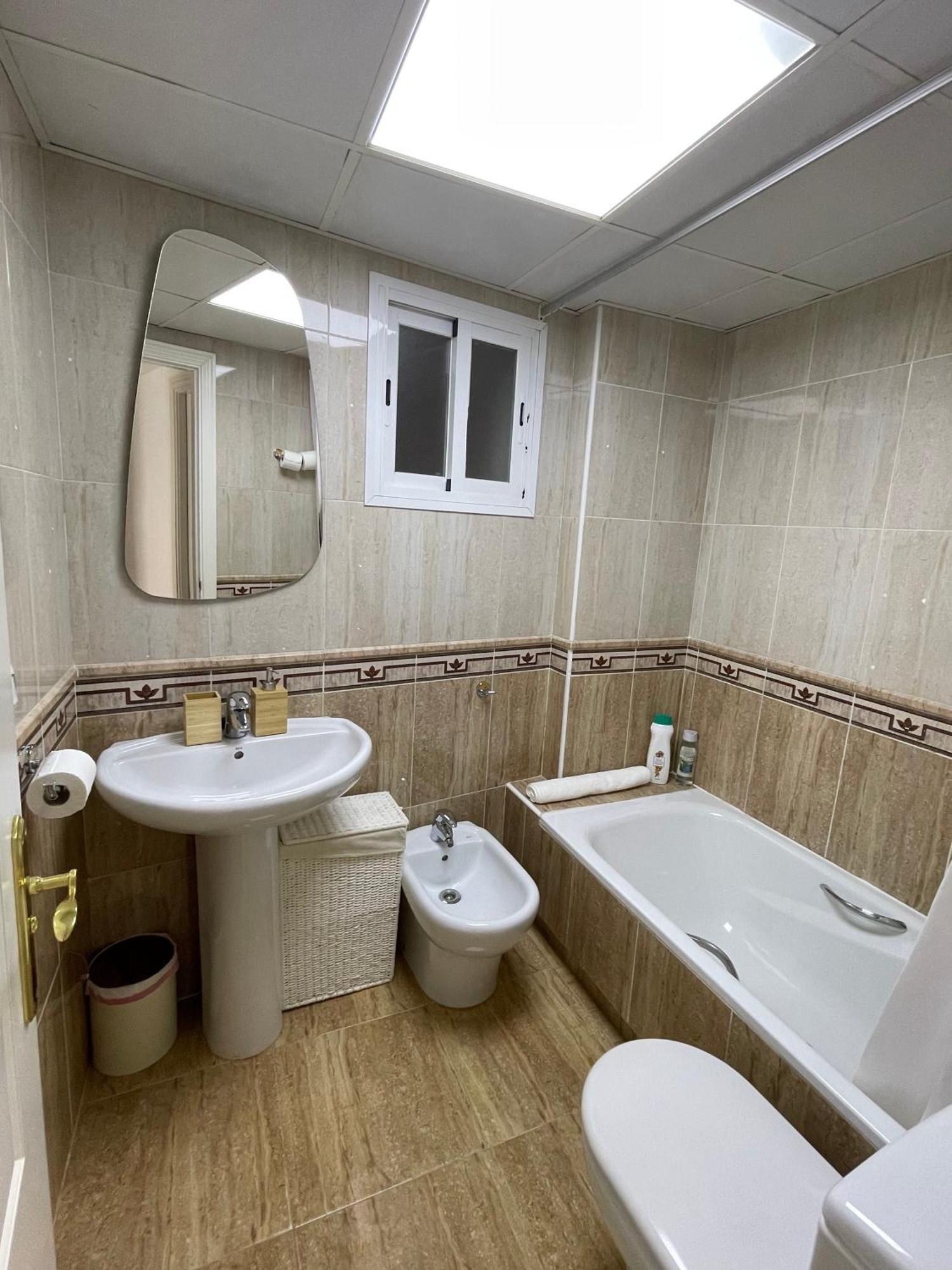 A 5 Min Estacion De Tren- Patio-parking Y Playa Apartment