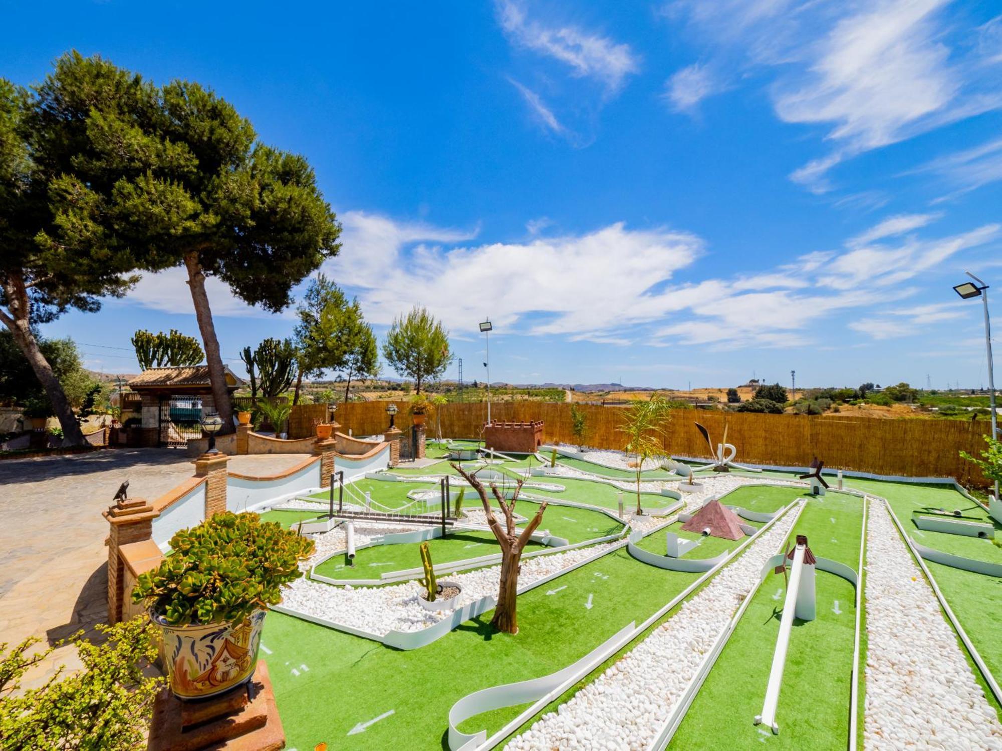 Cubo's Fina & Minigolf Included