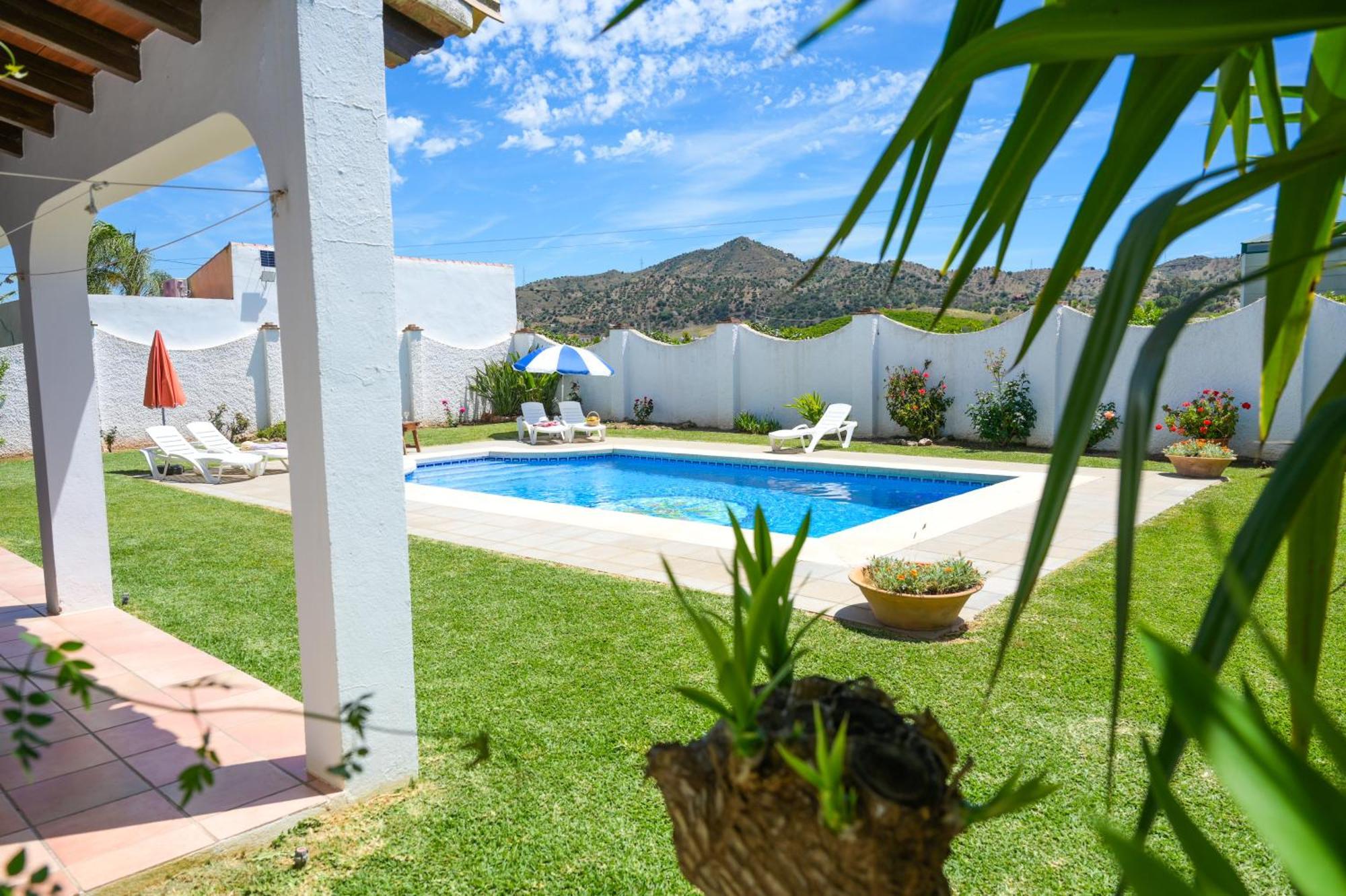 Amplia Con Precioso Jardin Cerca De Capital. Feriehus Málaga