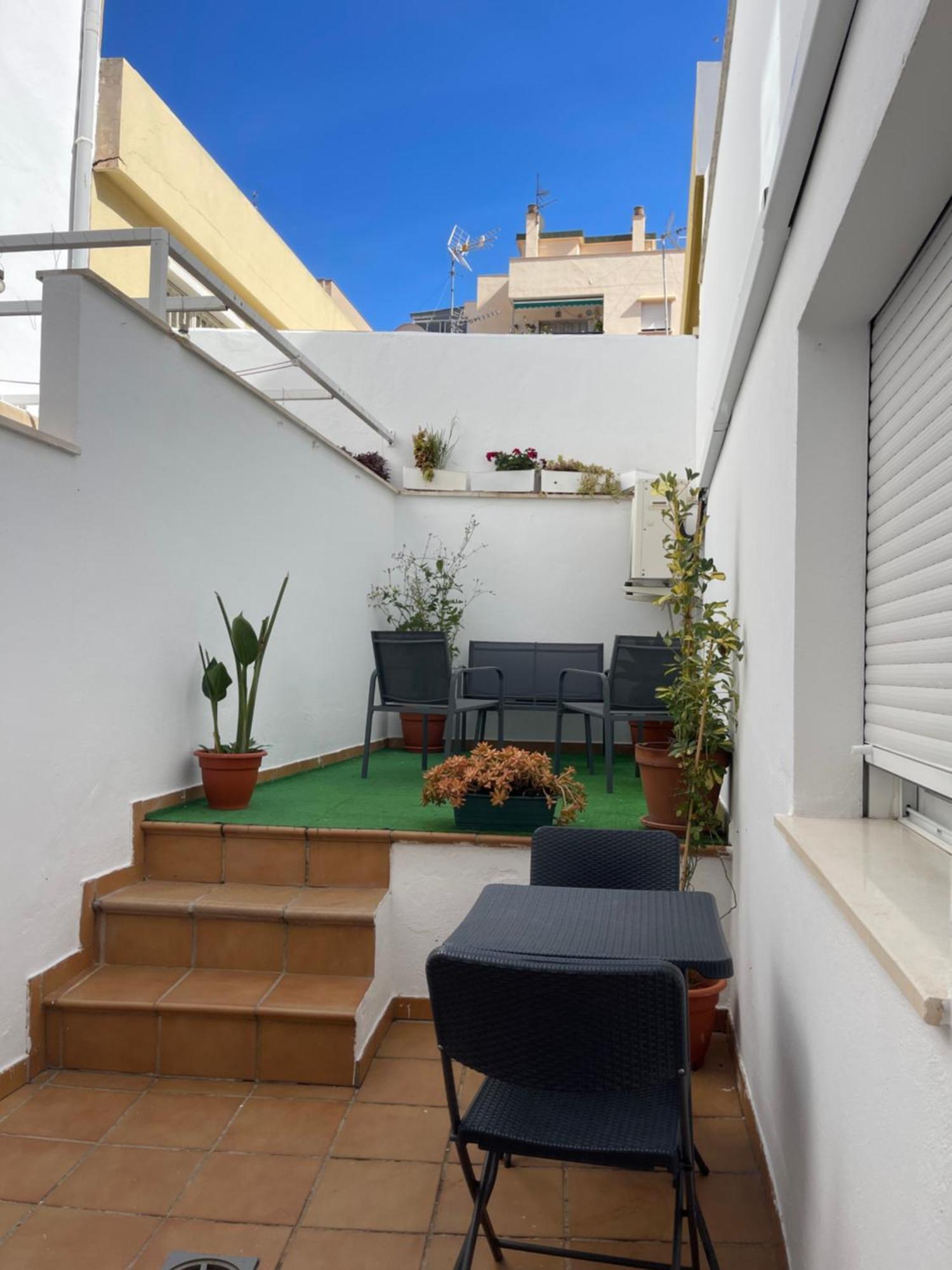 A 5 Min Estacion De Tren- Patio-parking Y Playa Apartment