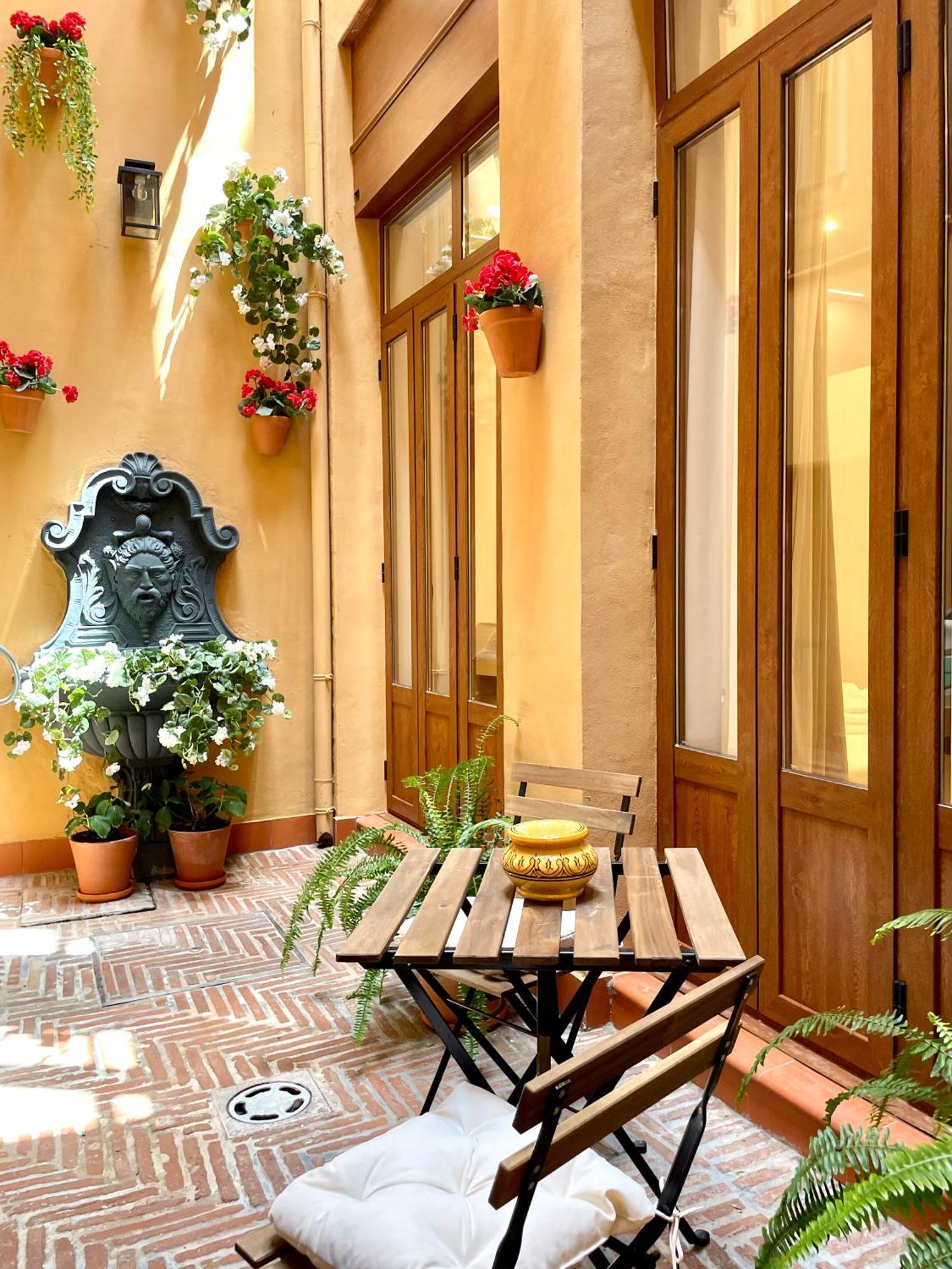 Piso Con Patio, 3 Habitaciones, En La Goleta Malaga