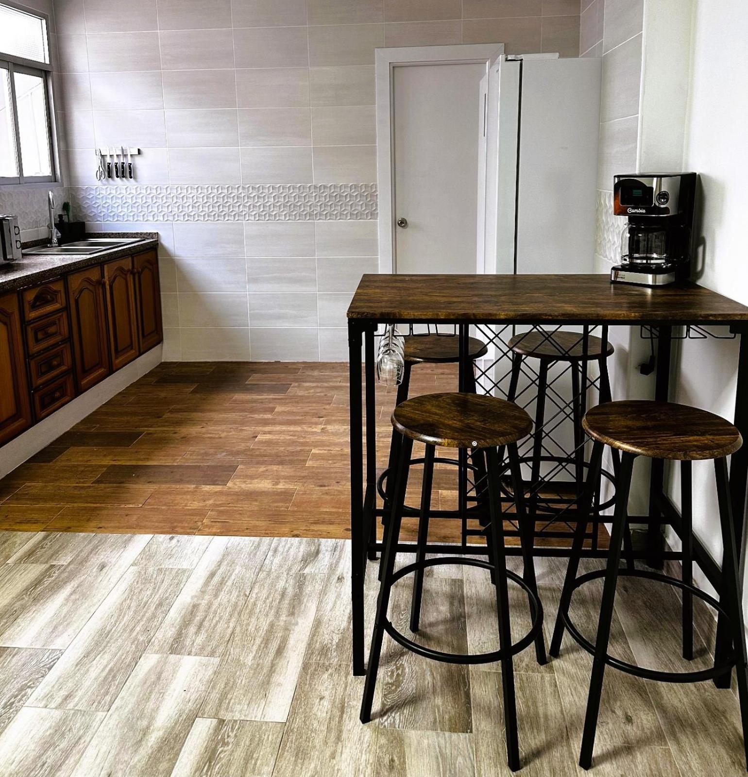 Amplia Casa Entera Con Patio Y Terraza Familia Y Grupo De Amigos * Málaga
