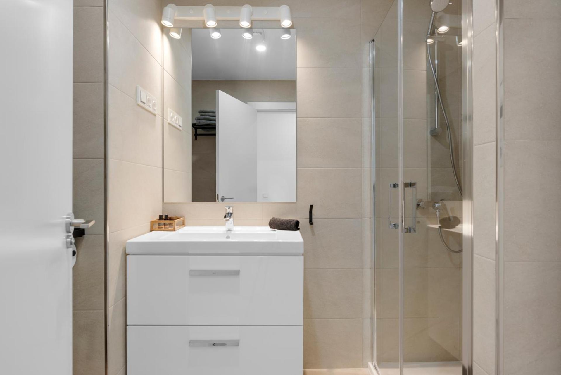 El Zahir Center - 25th Floor Apartment *