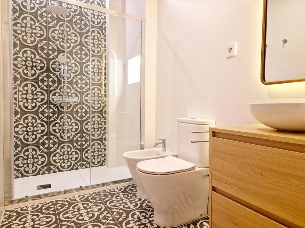 Piso Con Patio, 3 Habitaciones, En La Goleta * Malaga
