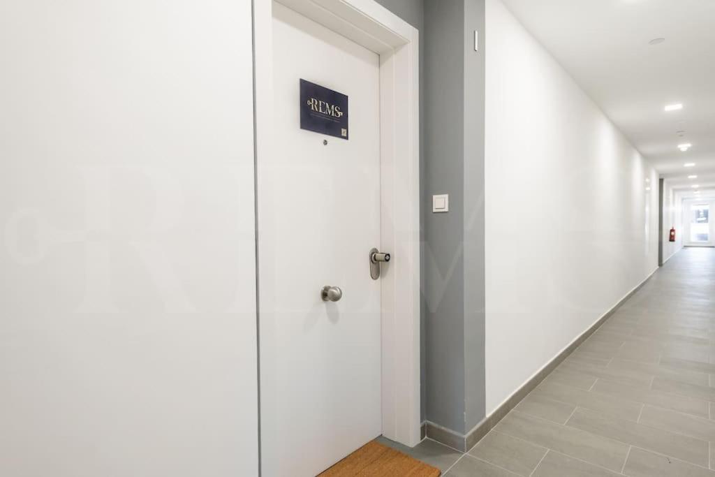 22nd Floor Modern Urban Sky With Parking & Gym By Rems Apartamento