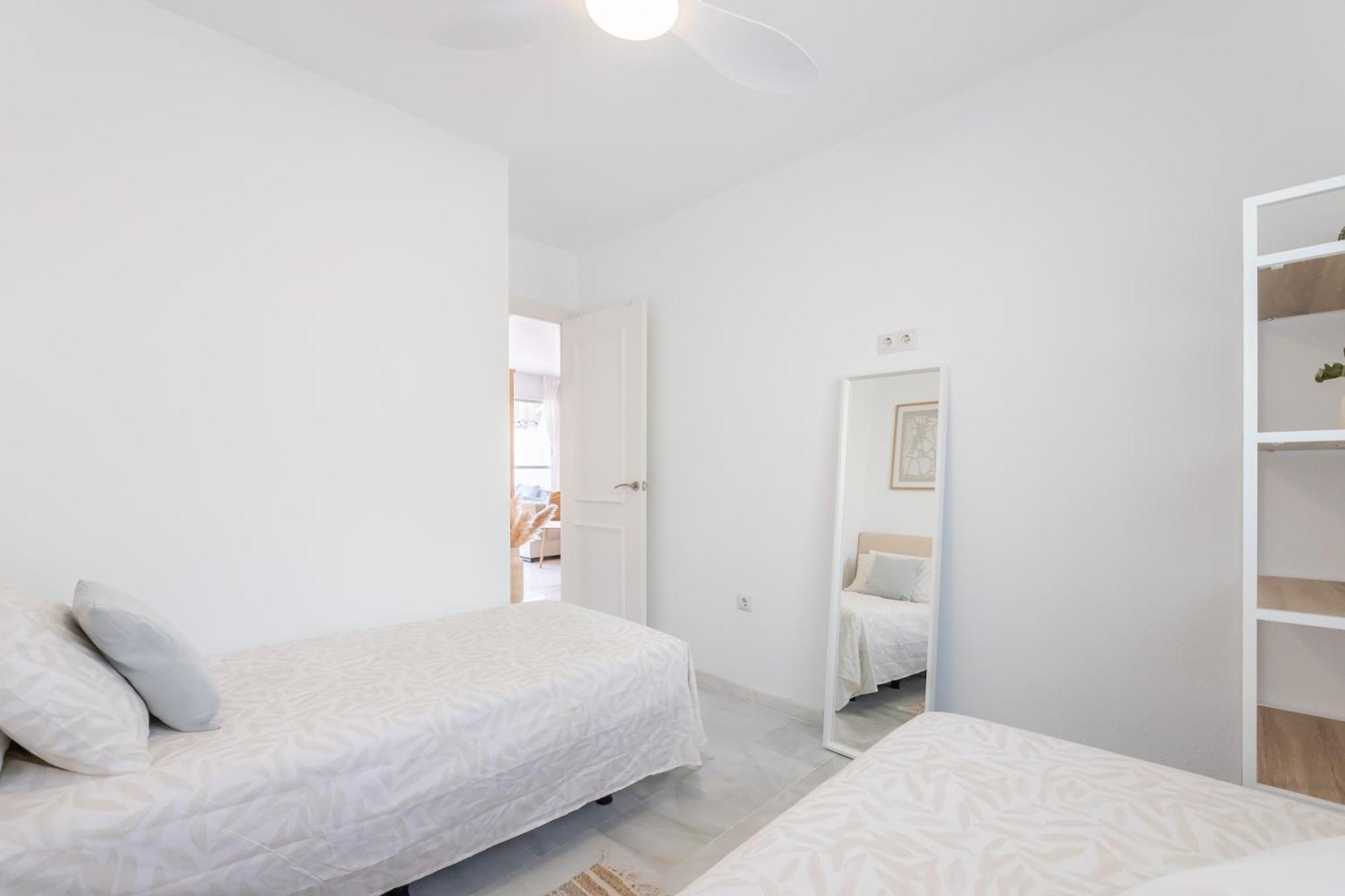 Beautiful 2-bedroom Flat - Pool And Paddle Court Lägenhet *