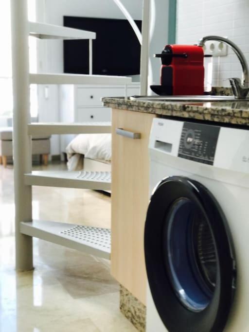 The Black Rose Rooftop Center Apartment