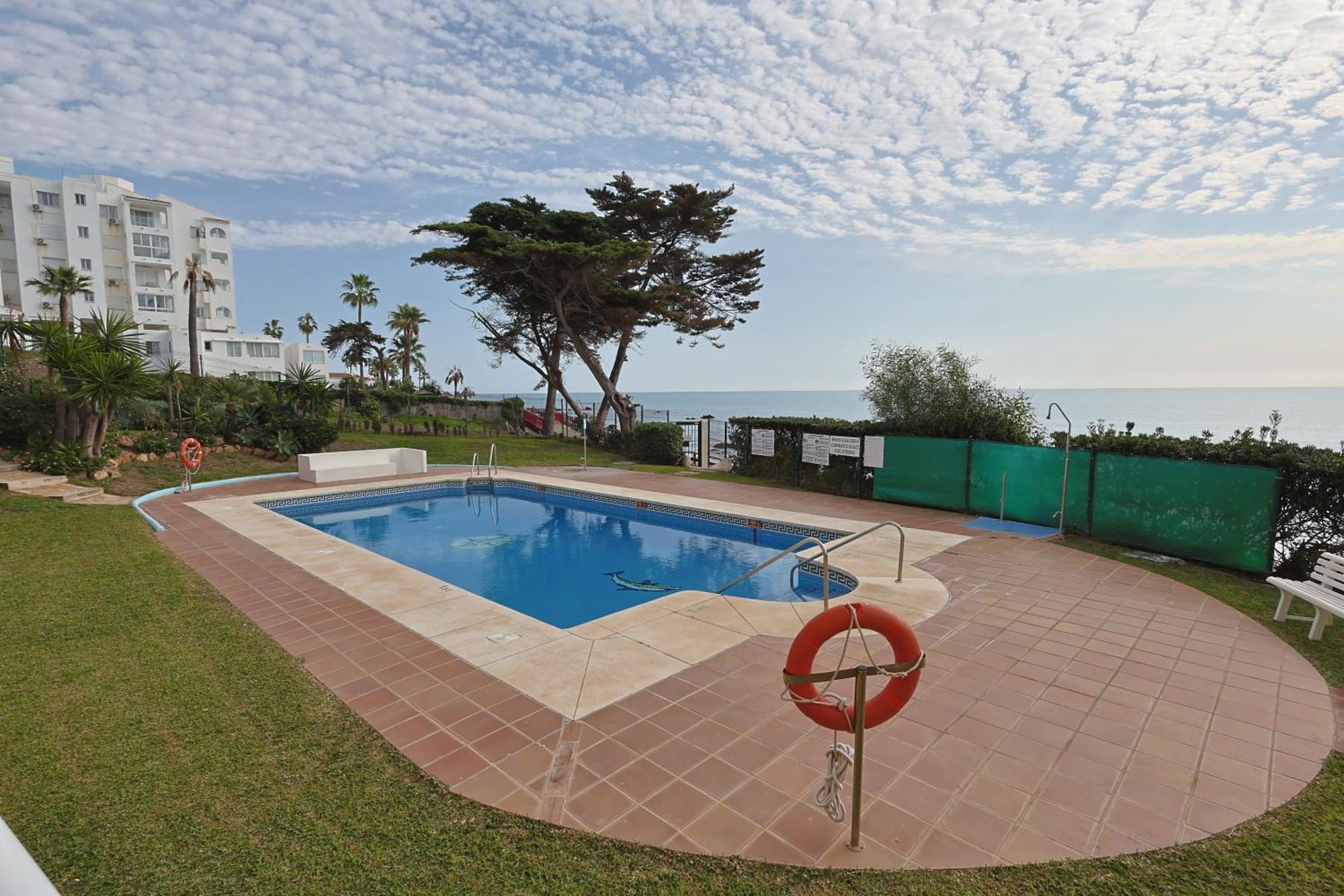 Beachfront With Terrace And Pool Lägenhet *
