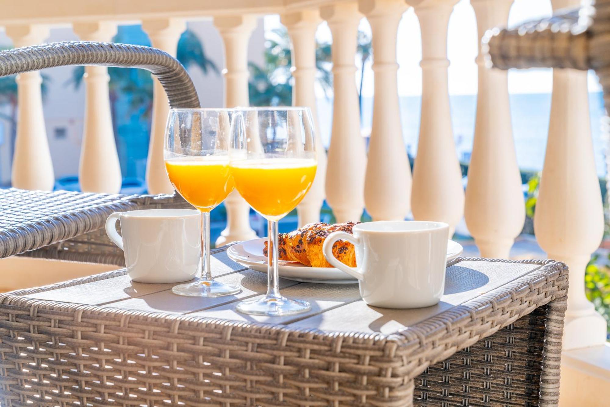 Apartment Casa Playa Guadalmar, Beautiful In Front Of The Sea, Wifi, Ac, Smart Tv, Private Parking
