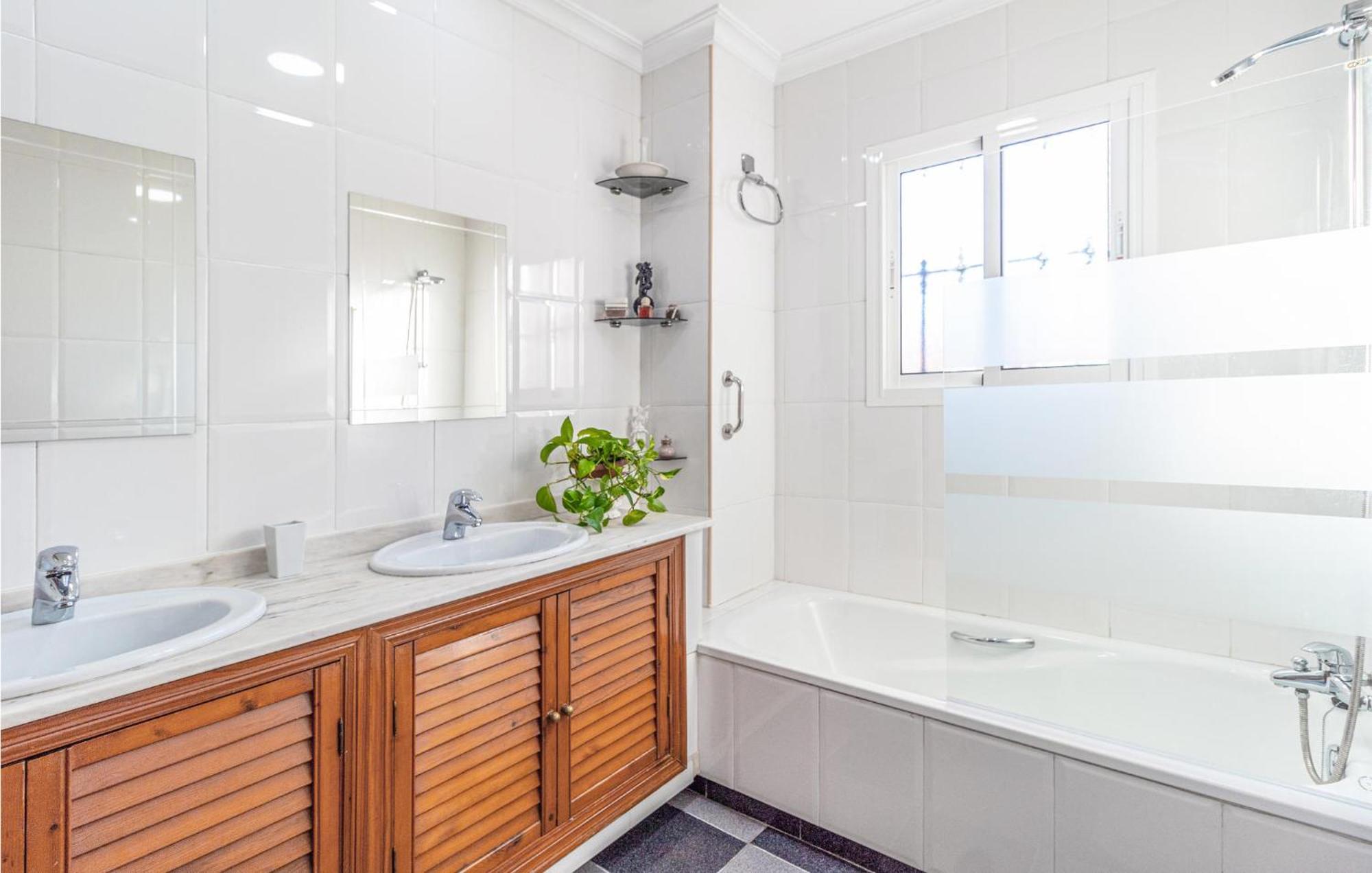 Stunning In Mlaga With 2 Bedrooms And Wifi Vakantiehuis Málaga