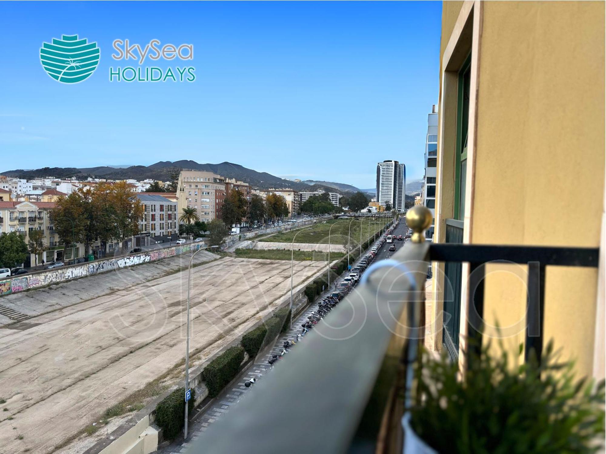 Skysea Holidays Centro Frente Al Rio Malaga