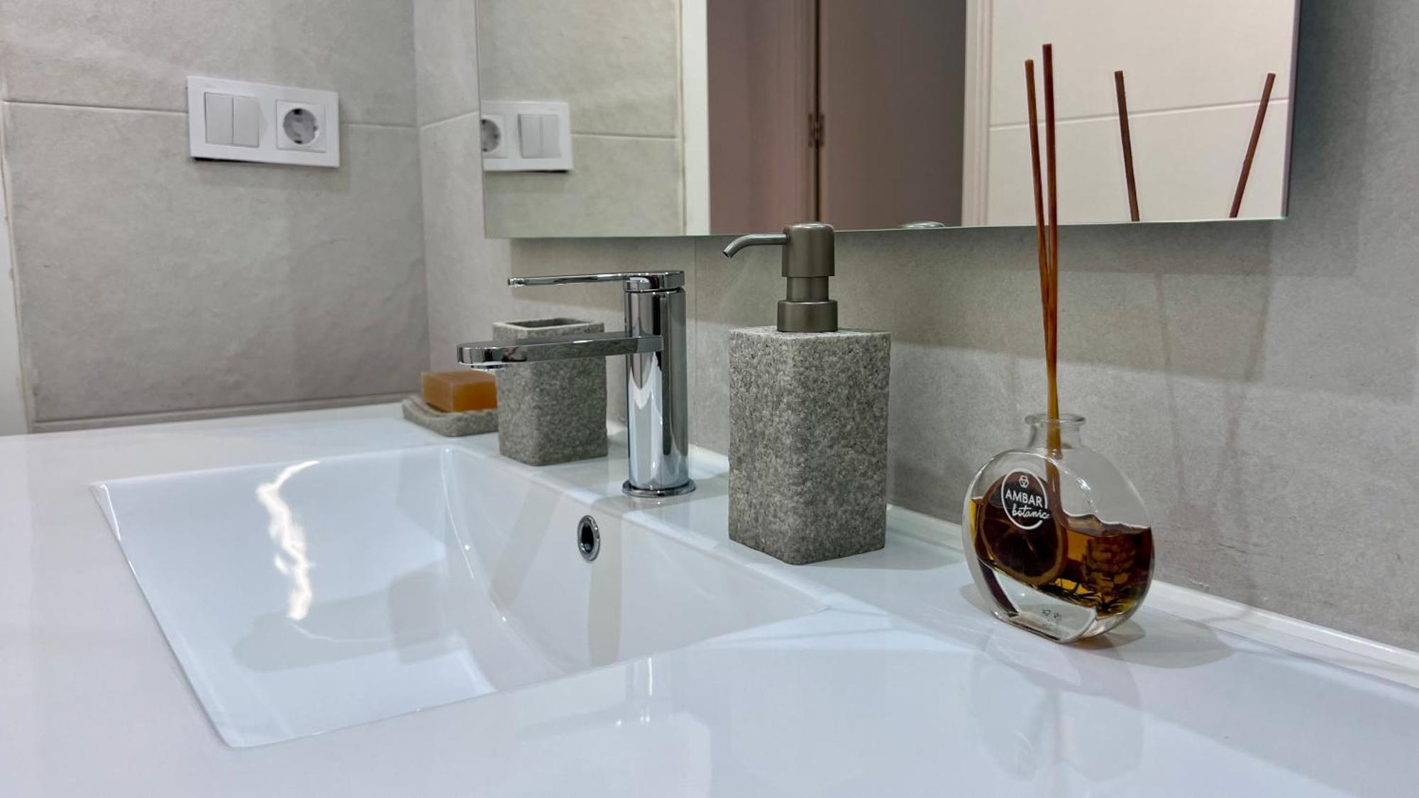 Appartamento Cool, Modern And Snug 3br Peachy Málaga