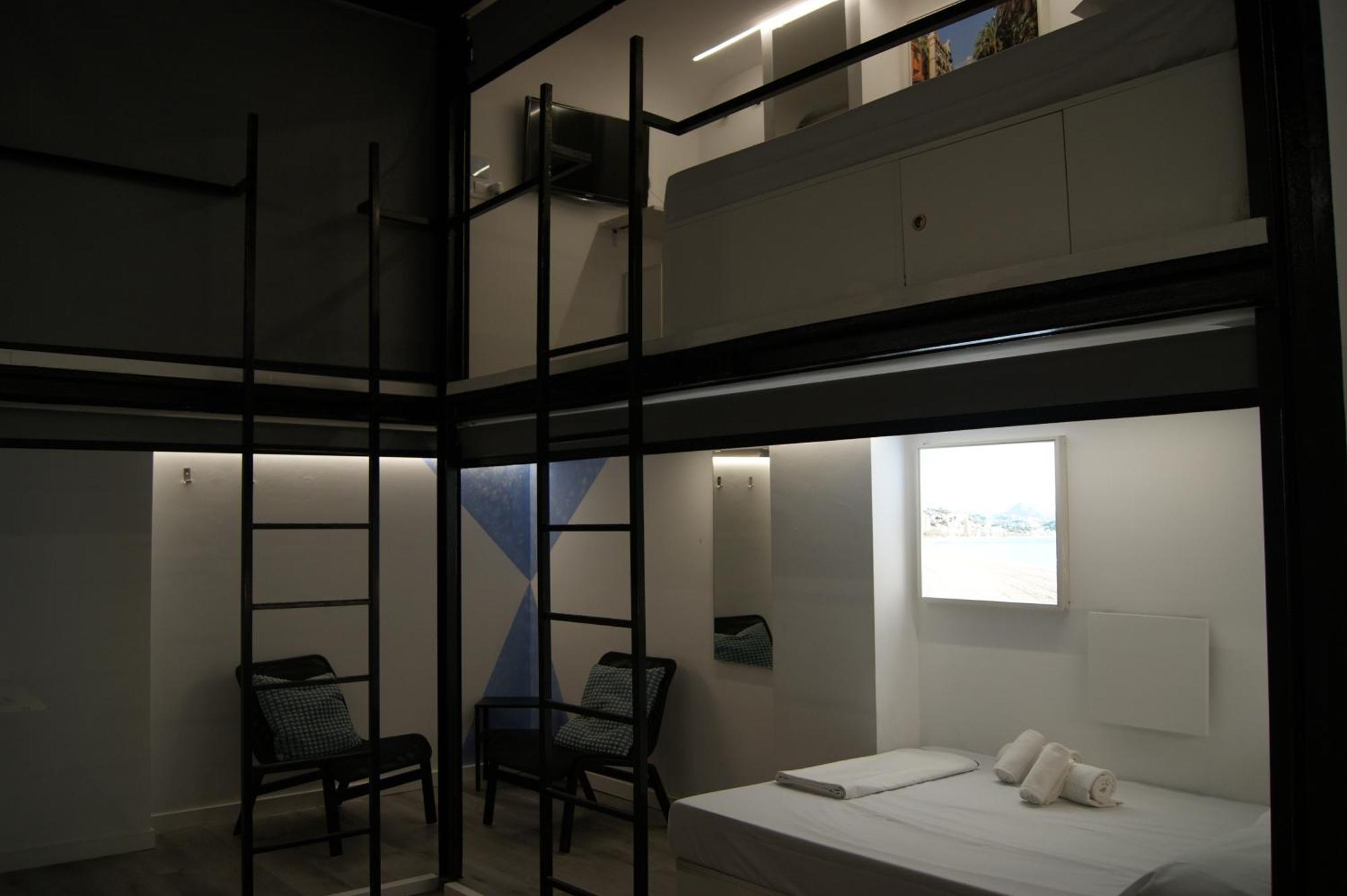 Capsule hotel M Pods