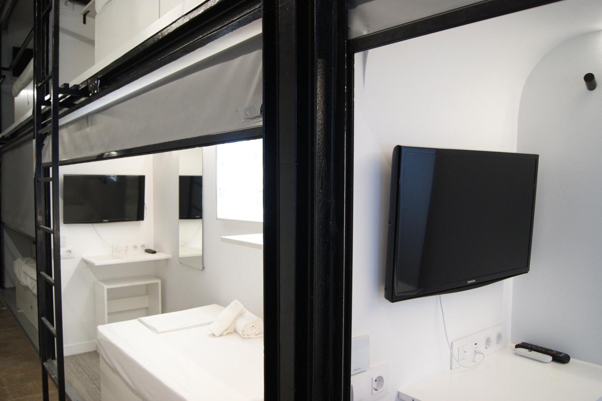 Capsule hotel M Pods 2*