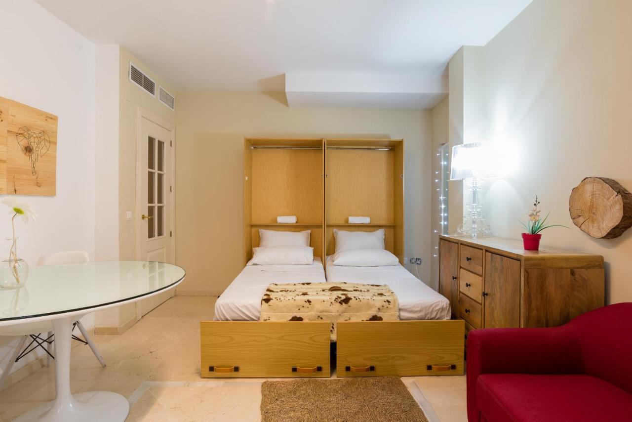 Lägenhet Gr0-quiet Apartment, Private Backyard, Walk To Old Town Málaga
