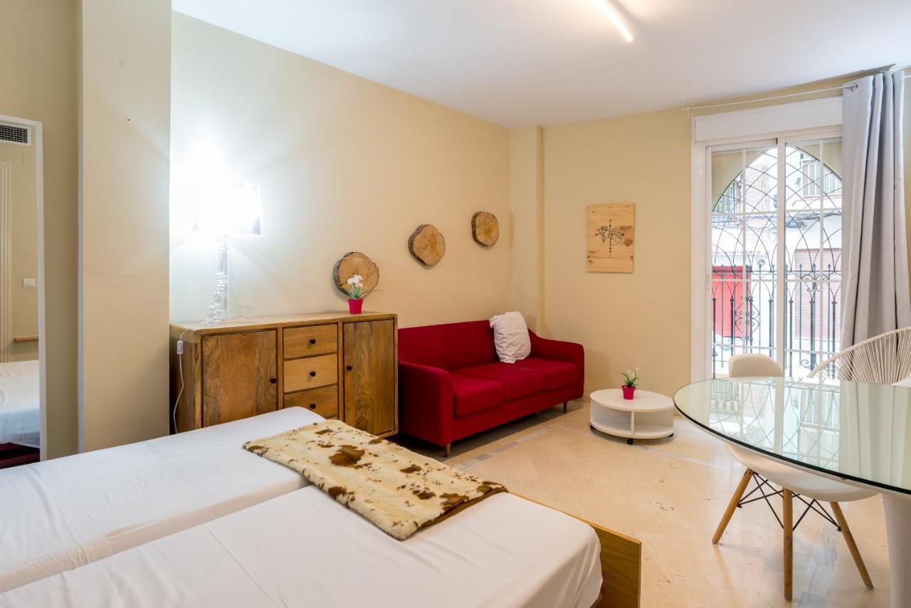 Gr0-quiet Apartment, Private Backyard, Walk To Old Town * Málaga